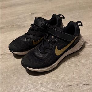 Nike Kids Black and Gold Lightweight Sneakers